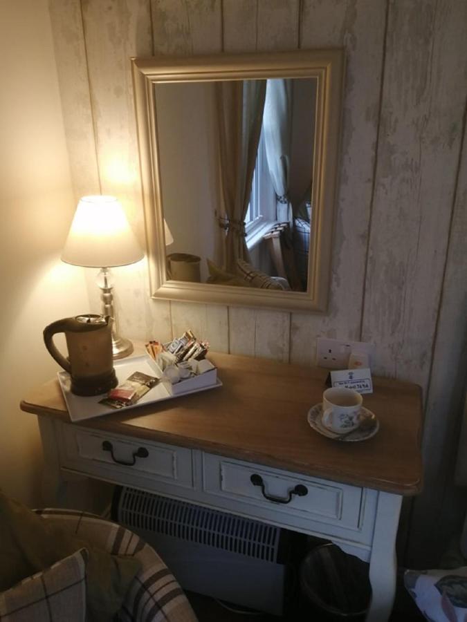 Llanbister Lion Hotel מראה חיצוני תמונה