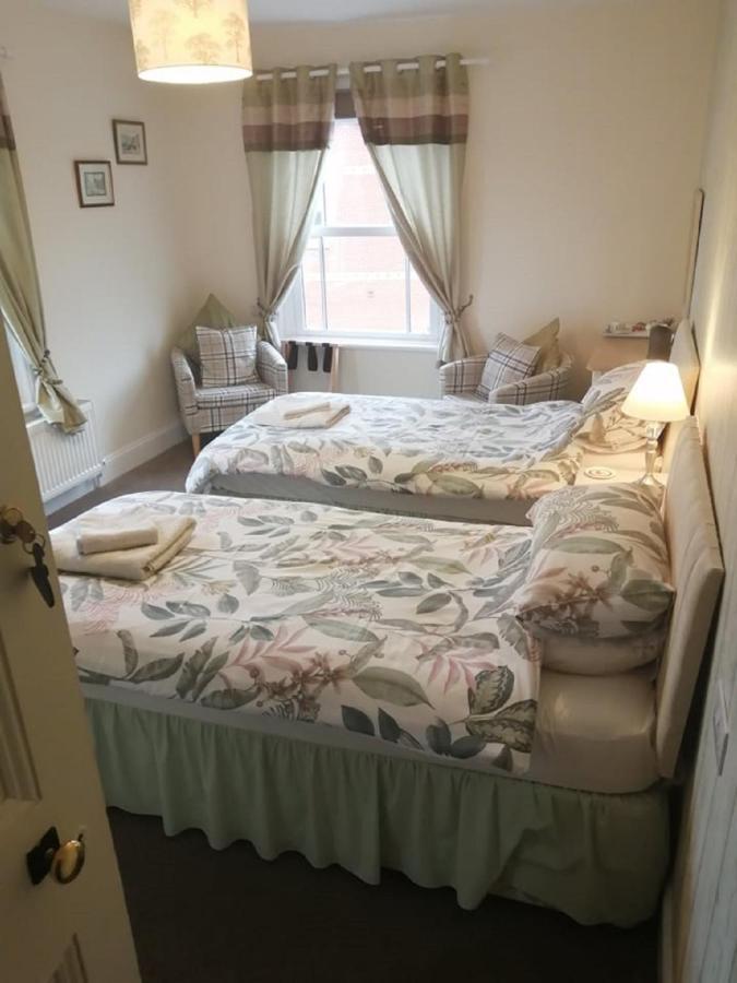Llanbister Lion Hotel מראה חיצוני תמונה