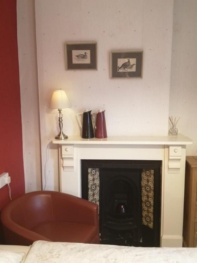 Llanbister Lion Hotel מראה חיצוני תמונה