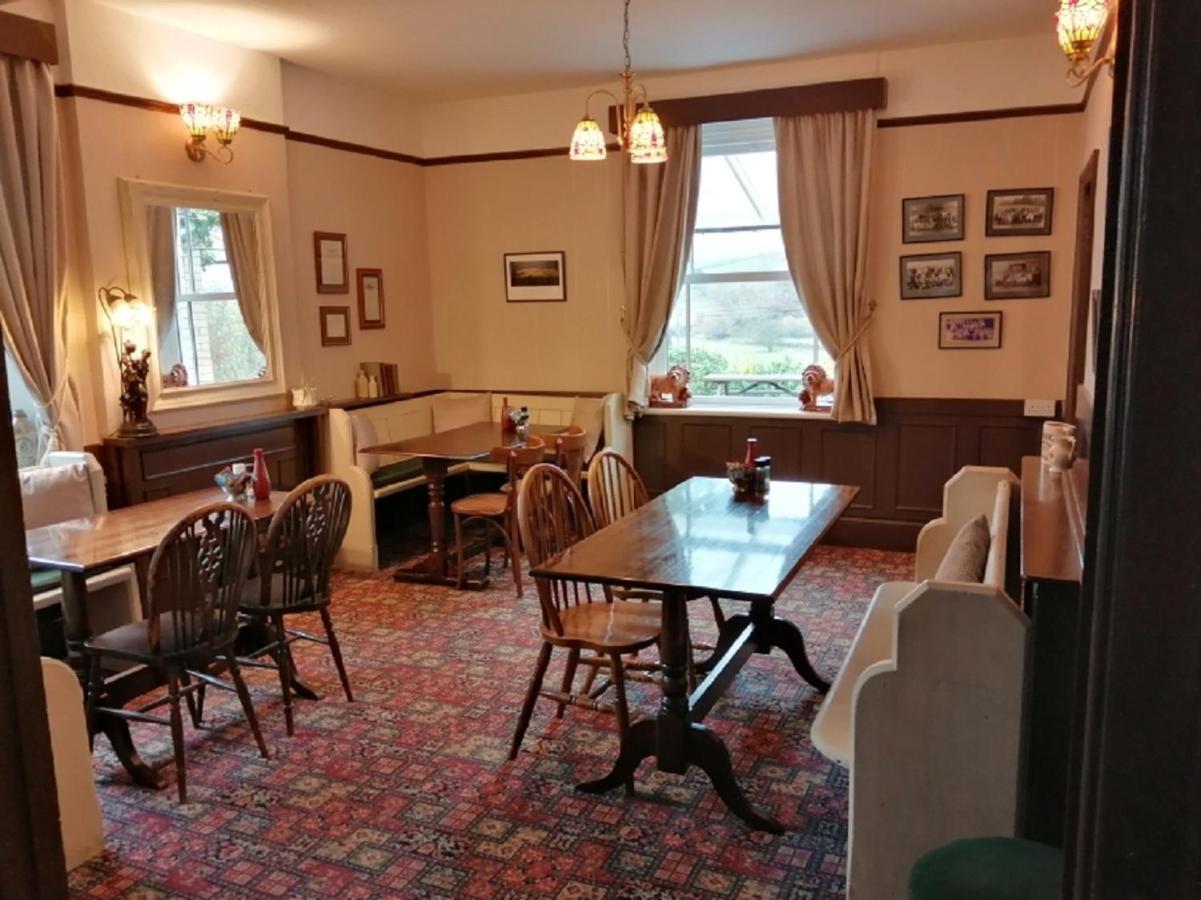 Llanbister Lion Hotel מראה חיצוני תמונה