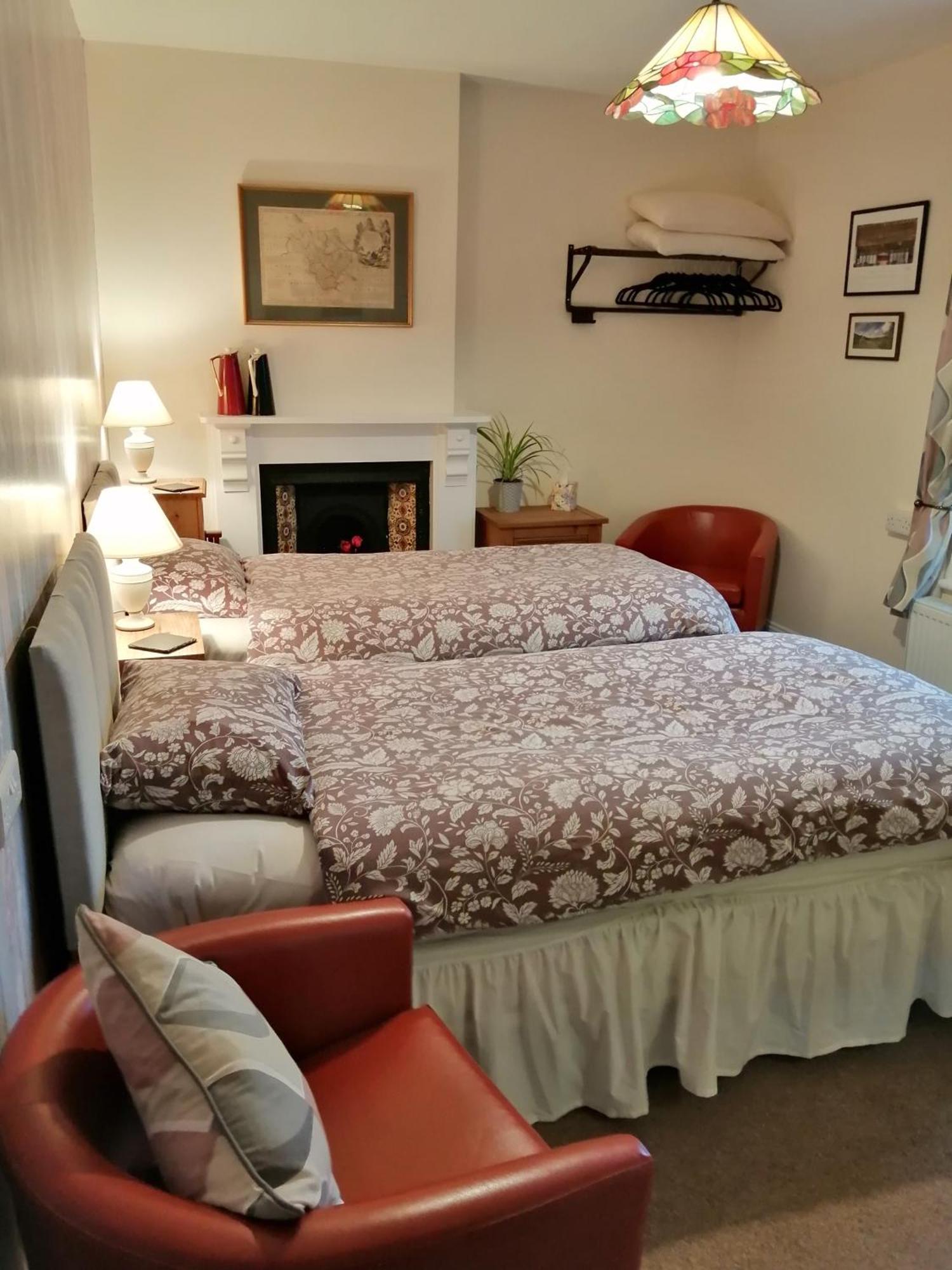 Llanbister Lion Hotel מראה חיצוני תמונה