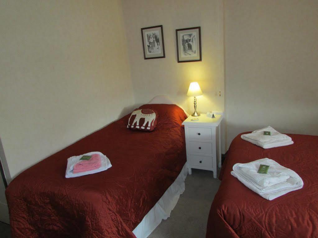 Llanbister Lion Hotel מראה חיצוני תמונה