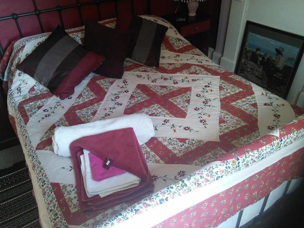 Llanbister Lion Hotel מראה חיצוני תמונה