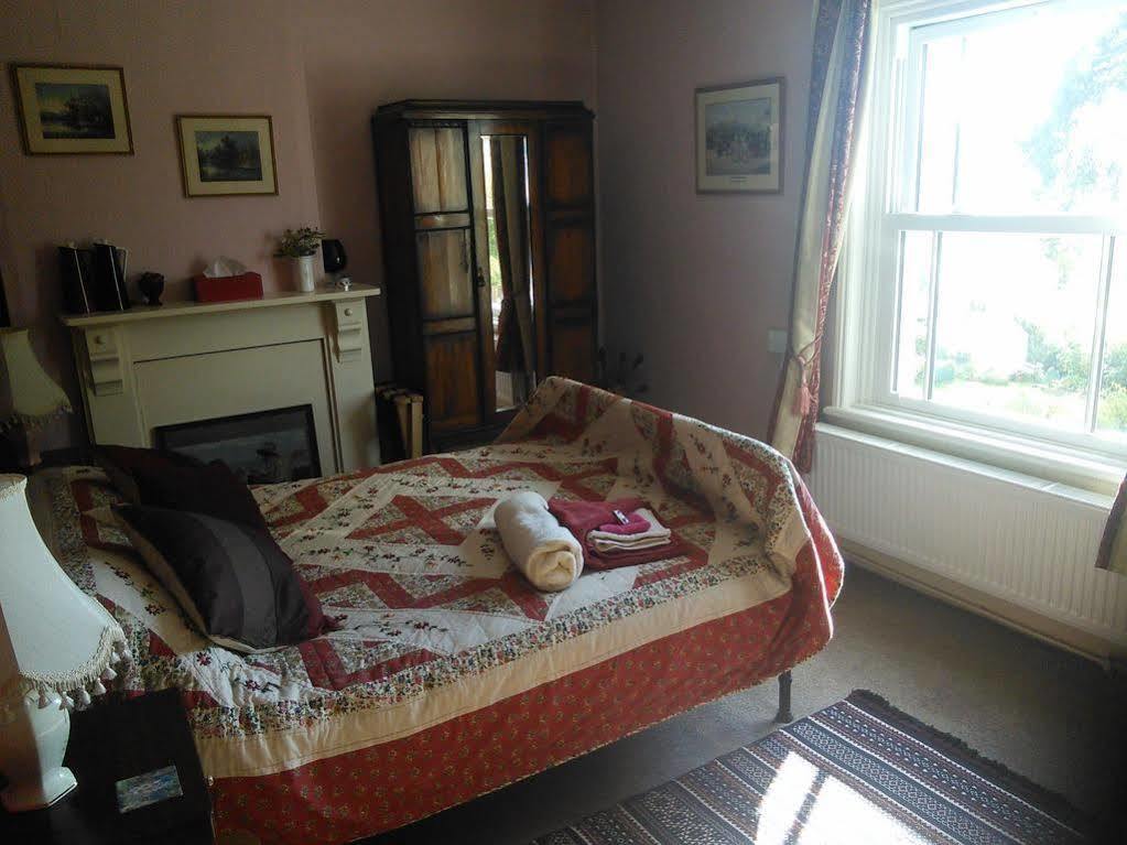Llanbister Lion Hotel מראה חיצוני תמונה